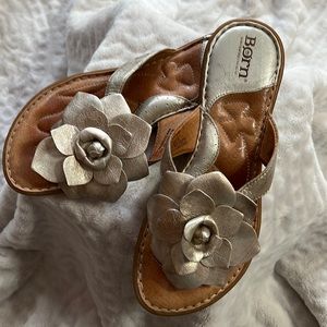 Born leather sandals size 6 silver with flower
